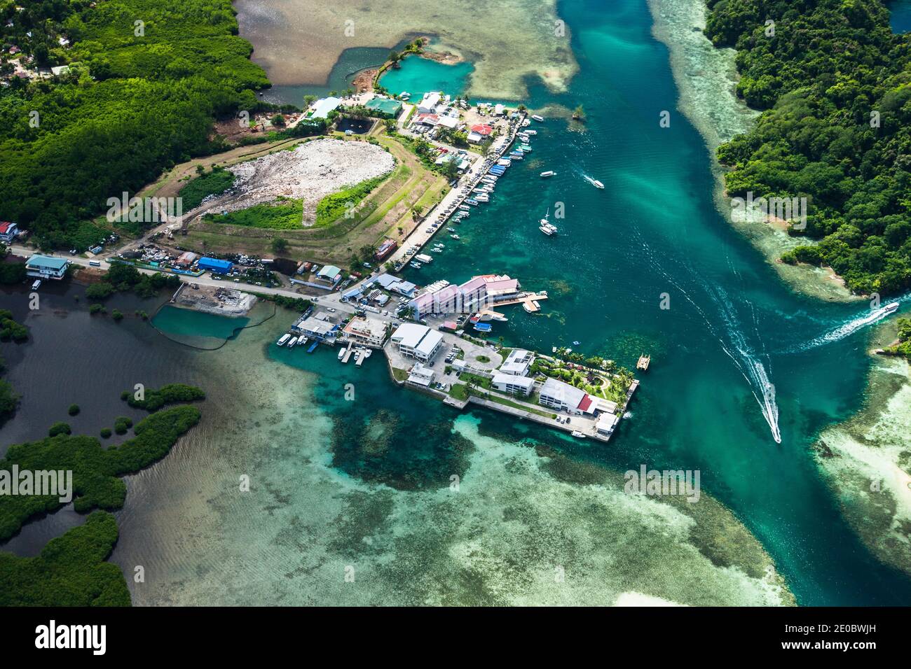 Luftaufnahme der Stadt Koror, über Palau Aquarium, Koror Insel, Koror, Palau, Mikronesien, Ozeanien Stockfoto