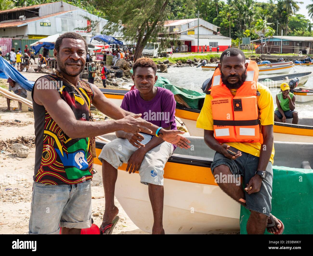 Schiffsbesatzungen von Passagierfähren warten auf Passagiere in Wewak, der Hauptstadt der East Sepik Provinz Papua-Neuguinea. Diese Schlauchboote werden f verwendet Stockfoto