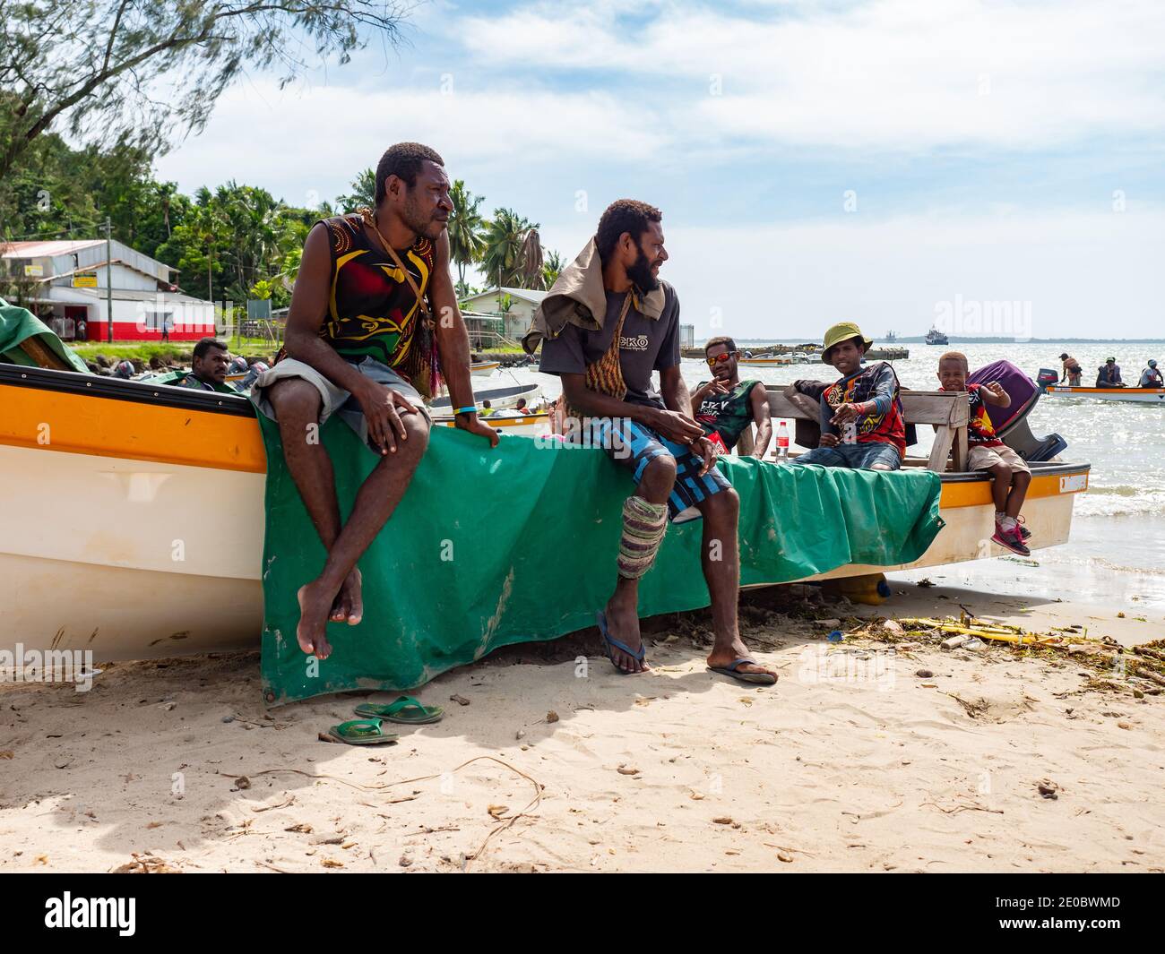 Schiffsbesatzungen von Passagierfähren warten auf Passagiere in Wewak, der Hauptstadt der East Sepik Provinz Papua-Neuguinea. Diese Schlauchboote werden f verwendet Stockfoto