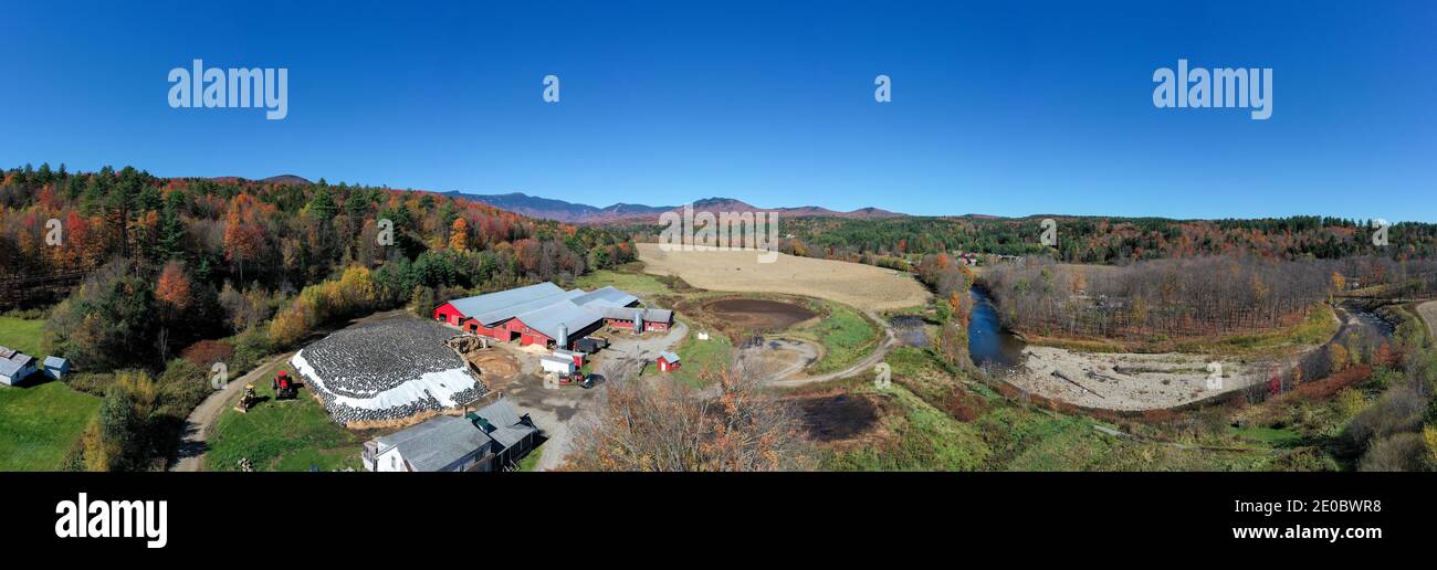 Luftaufnahme eines Maislabyrinths in Stowe, Vermont während der Herbsthitze. Stockfoto