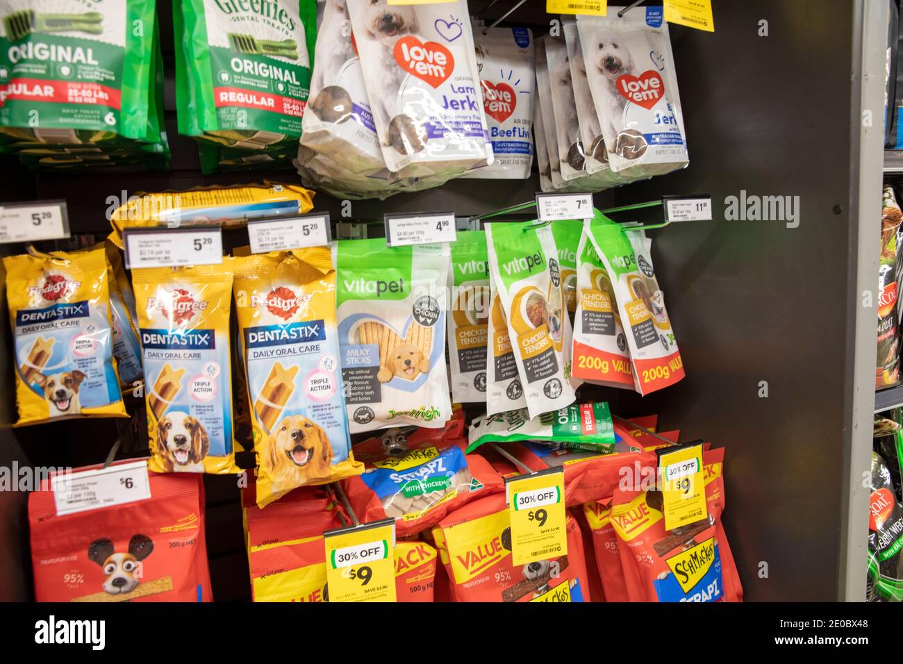 Hund Zahnzähne Sticks zum Verkauf in einem Supermarkt in Sydney, Australien Stockfoto