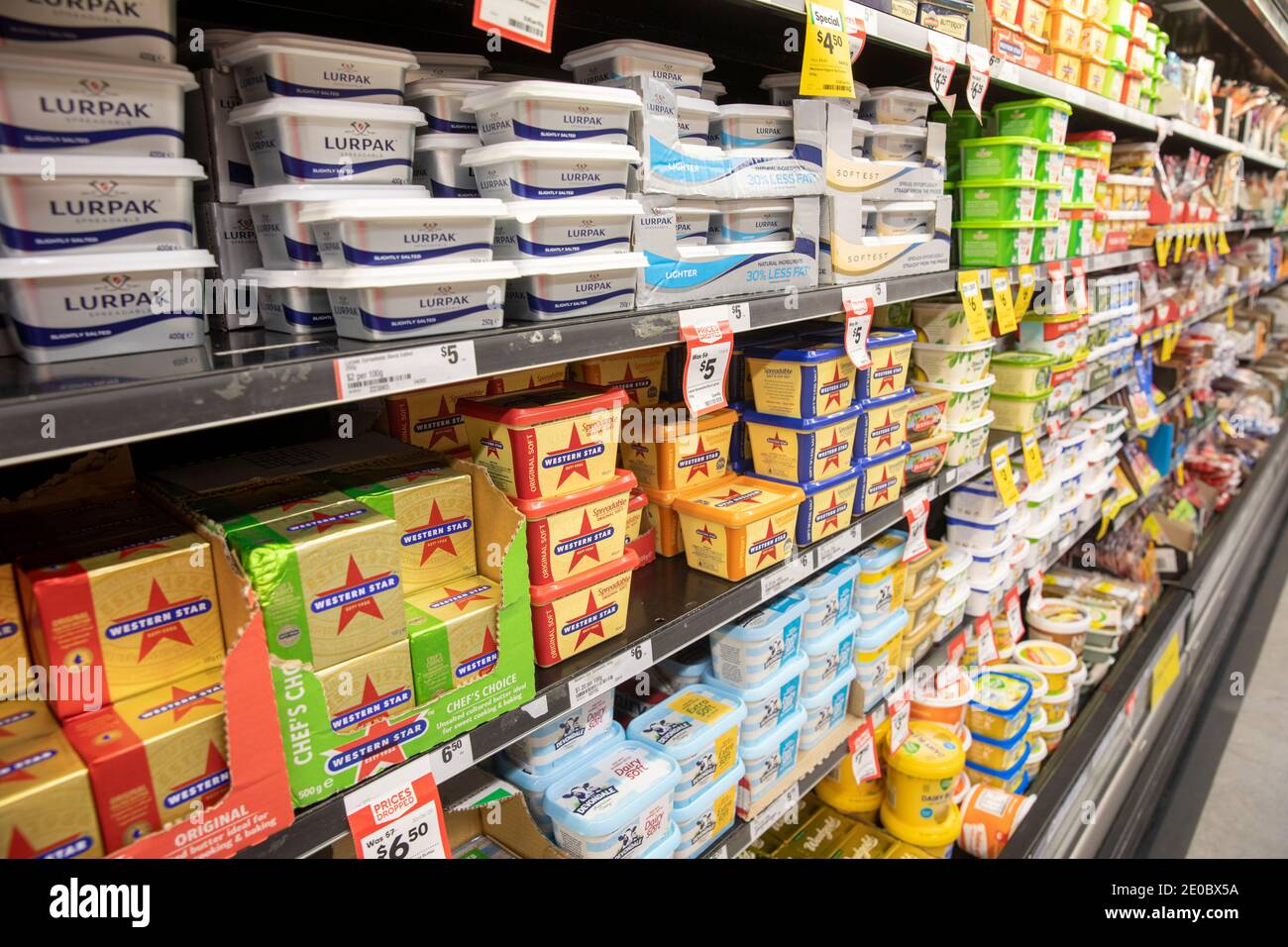 Sydney Supermarkt Wannen von Western Star und laurpak Butter und Margarine zum Verkauf in der Kühlabteilung, Sydney, NSW, Australien Stockfoto