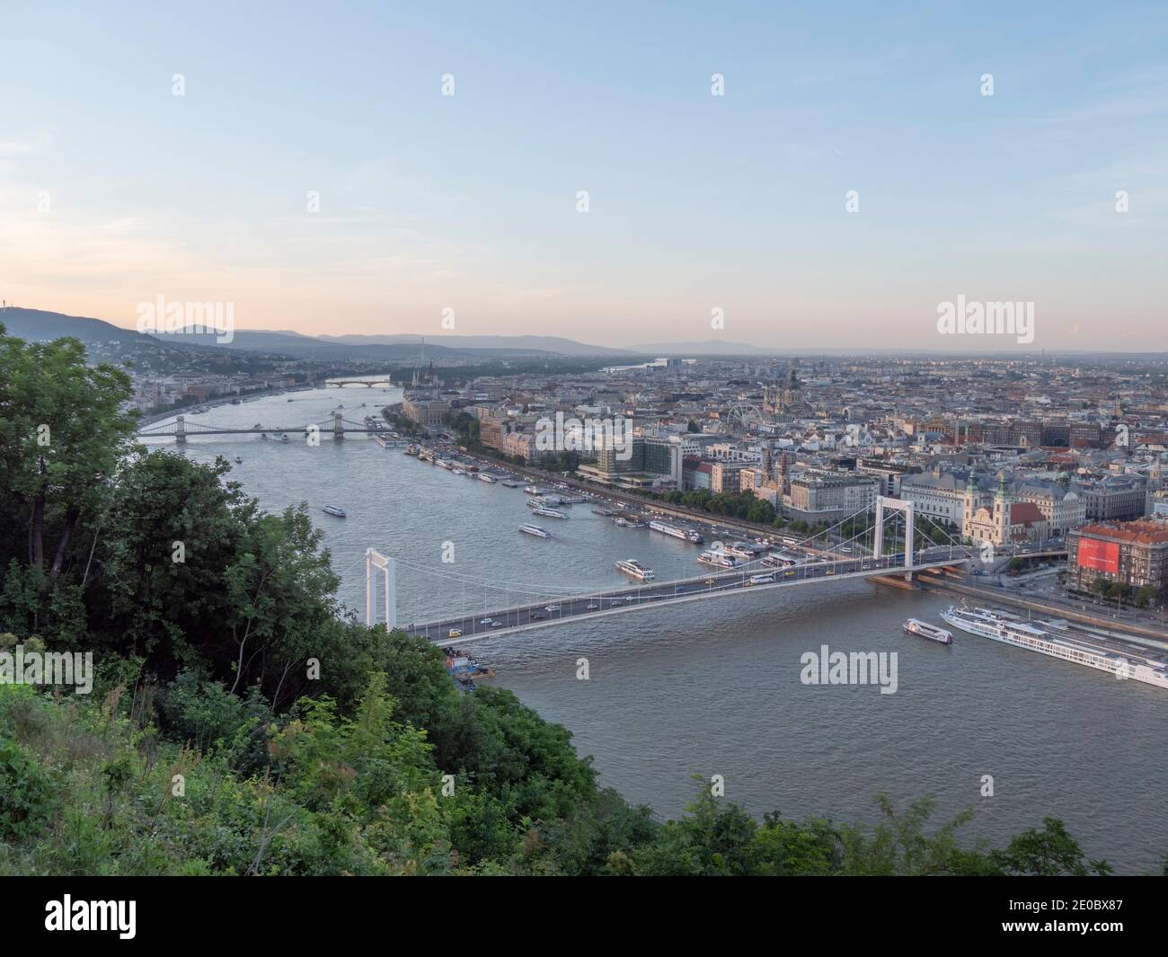 Nachmittagsansicht der elisabethbrücke von der zitadelle in budapest, ungarn Stockfoto