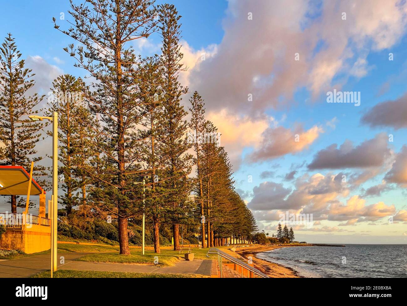 Panoramablick auf den Esplanade Walk bei Sonnenaufgang in Redcliffe, Queensland, Australien Stockfoto