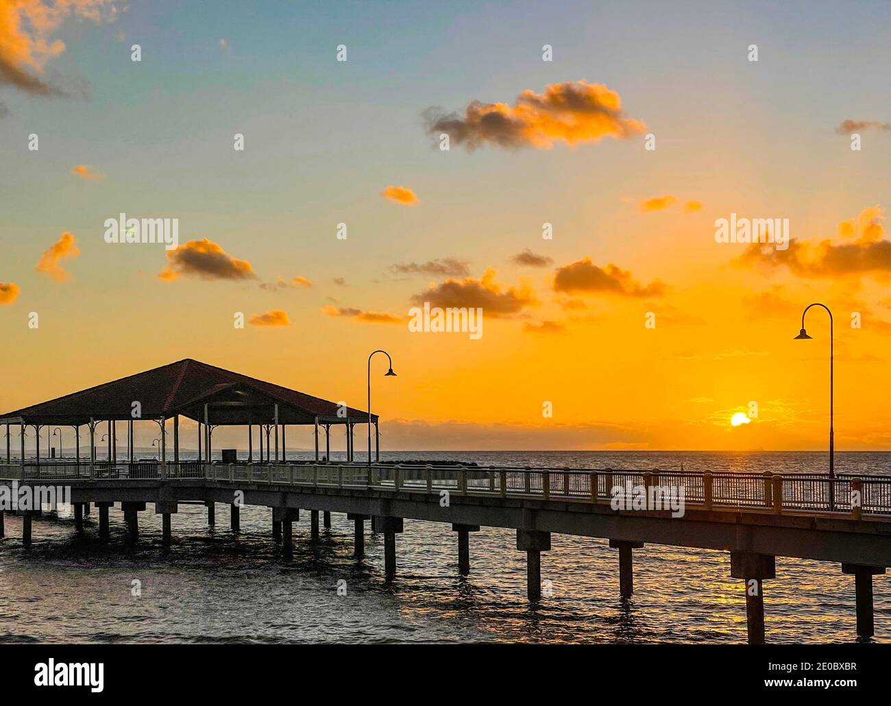 Panoramablick auf die Anlegestelle bei Sonnenaufgang in Redcliffe, Queensland, Australien Stockfoto