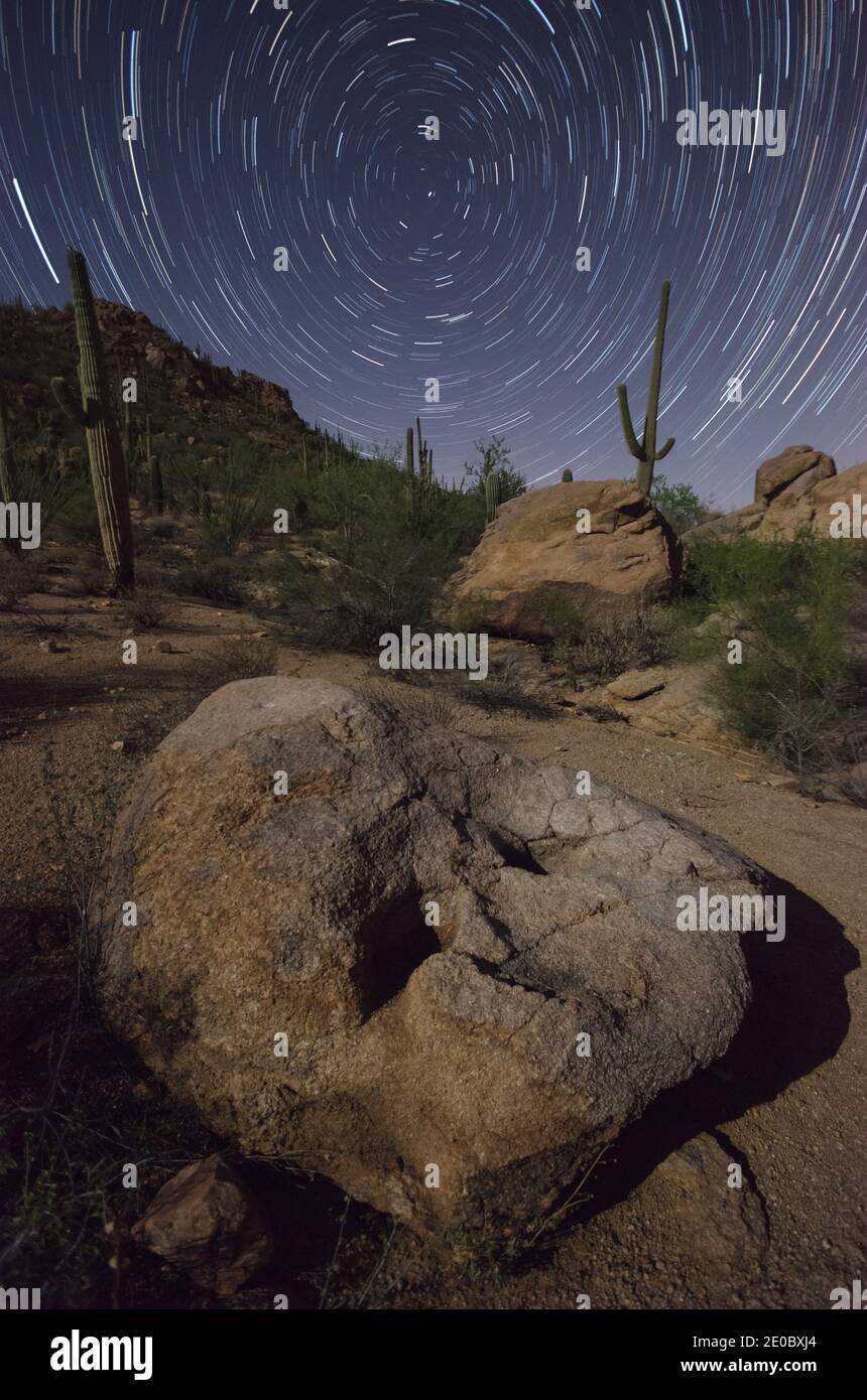Einheimische amerikanische Schleifsteine und sonoran Desert Star Trails Stockfoto