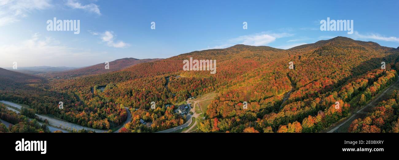 Luftaufnahme des Mount Mansfield und der Umgebung während der Gipfelfoilage im Herbst in Vermont. Stockfoto