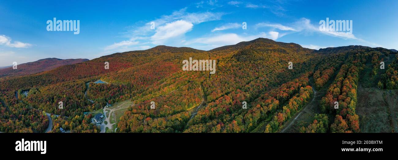 Luftaufnahme des Mount Mansfield und der Umgebung während der Gipfelfoilage im Herbst in Vermont. Stockfoto