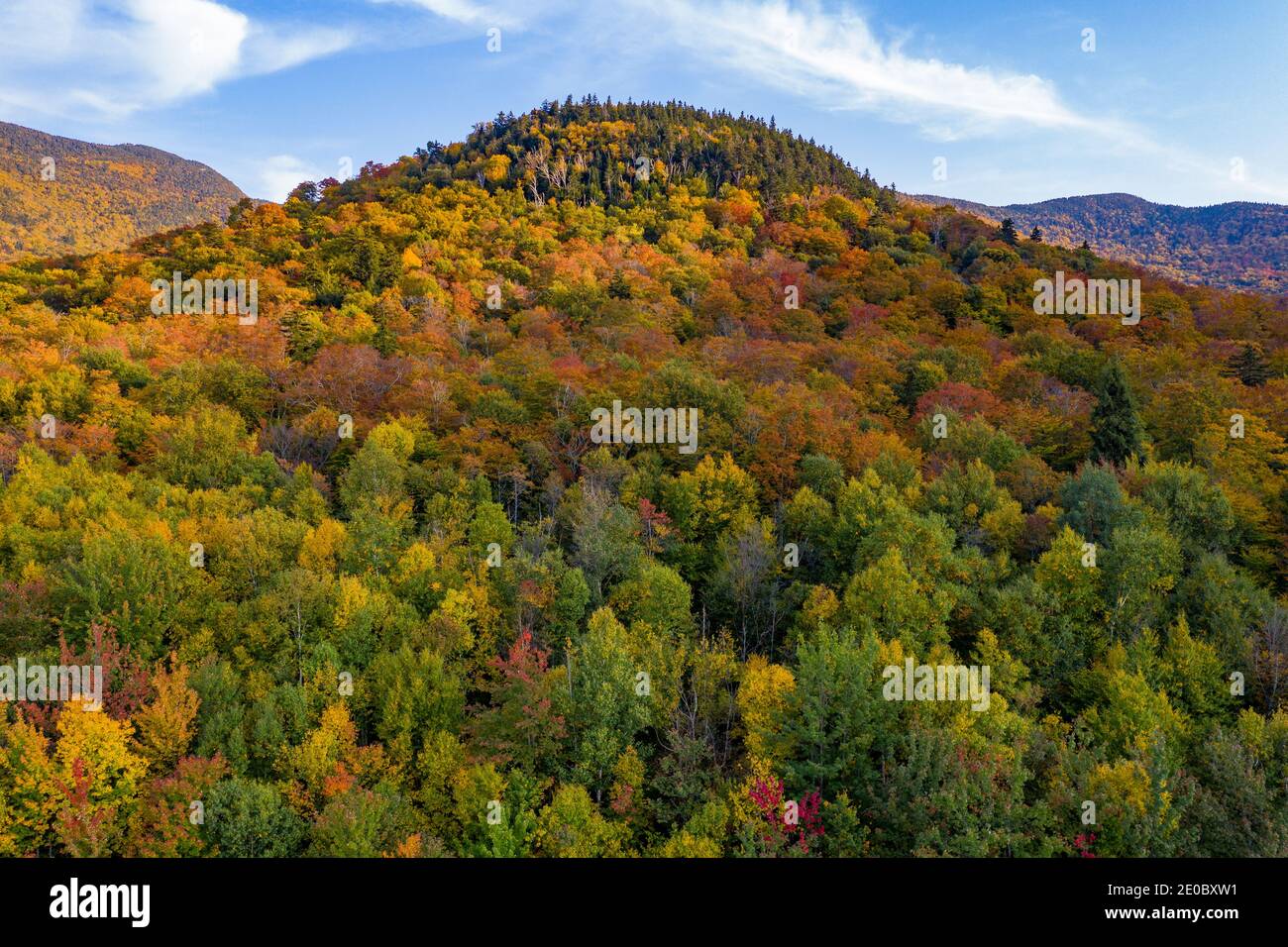 Luftaufnahme des Mount Mansfield und der Umgebung während der Gipfelfoilage im Herbst in Vermont. Stockfoto