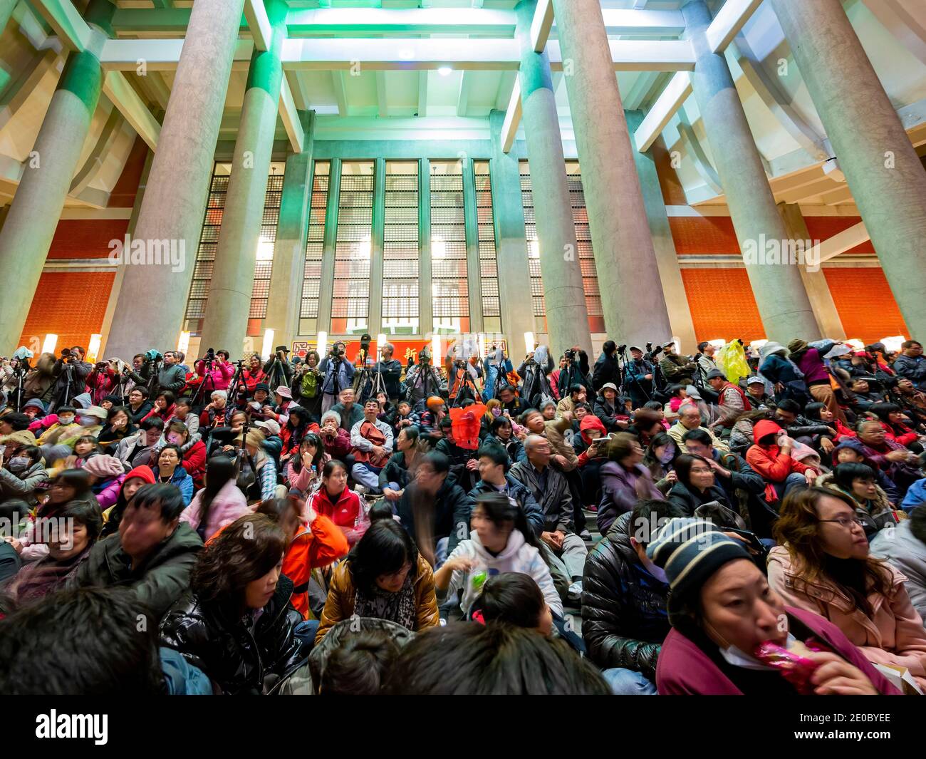 Taipei, 11. FEB 2012 - viele Menschen warten auf das Taipei Lantern Festival Stockfoto