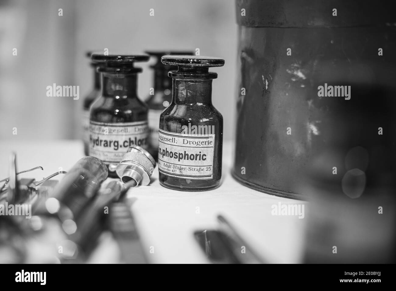 Deutsch Deutsch Wehrmacht Zweiten Weltkrieg Zeiten Alte medizinische Glas Kapazität mit medizinischer Lösung. Kleine Vintage-Flaschen. 2. WELTKRIEG 2. WELTKRIEG. Schwarz Und Weiß Stockfoto