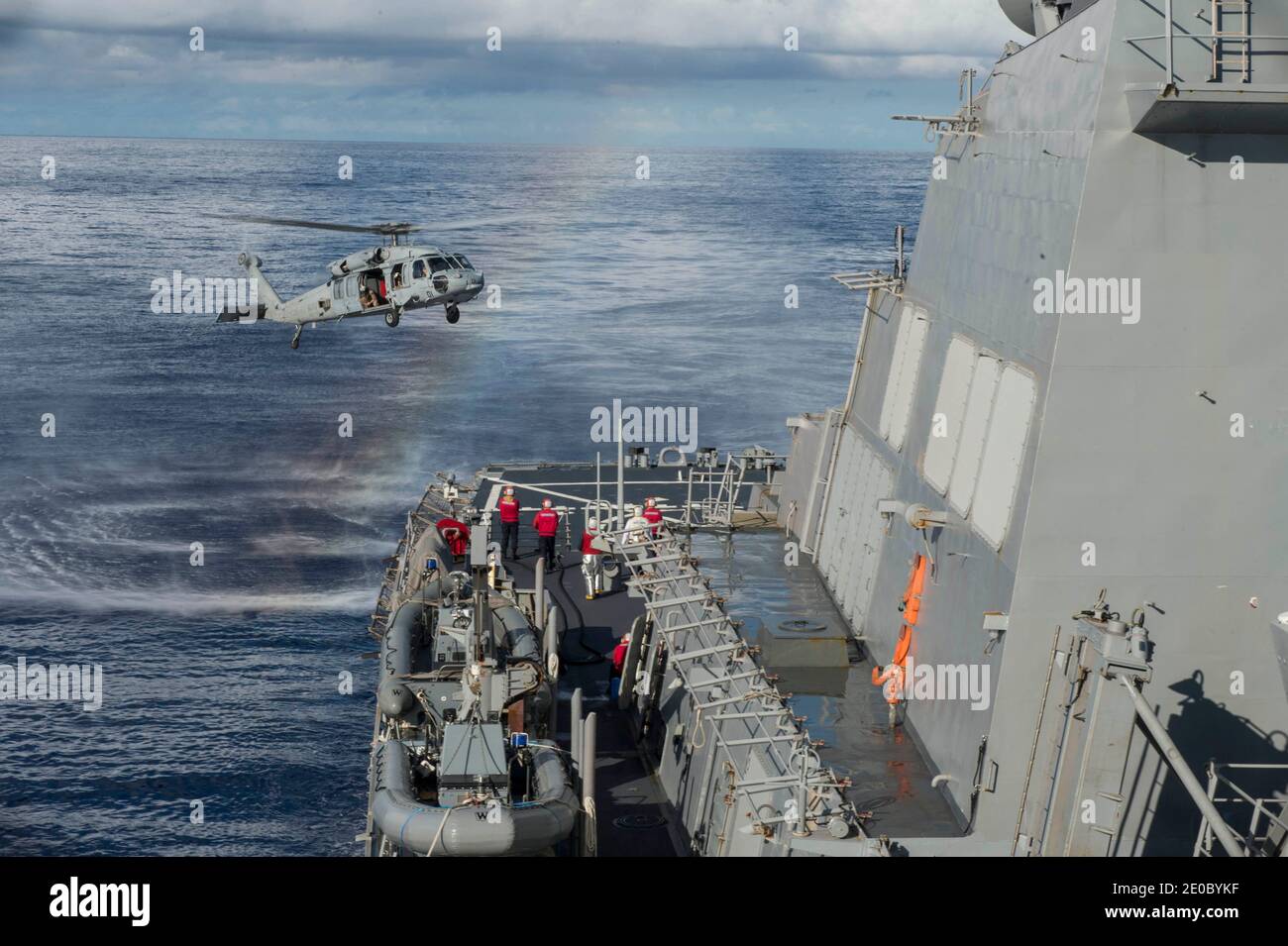 Handout-Datei Foto vom 18. März 2015 eines MH-60S Sea Hawk Hubschraubers, der dem Island Knights of Helicopter Sea Combat Squadron (HSC) 25 zugewiesen wurde, bereitet sich auf das Flugdeck des Arleigh Burke-Klasse Lenkflugkörper-Zerstörers USS Curtis Wilbur (DDG 54) während einer Decklandequalifikation vor. Zwei US-Kriegsschiffe segelten am Donnerstag durch die sensible Taiwan-Straße und protestierten aus Peking, die zweite solche Mission in diesem Monat, die fast zwei Wochen nach der Nutzung derselben Wasserstraße durch eine chinesische Flugzeugträgergruppe kam. Die US Navy sagte, die Lenkrakete Zerstörer USS John S. McCain und Stockfoto