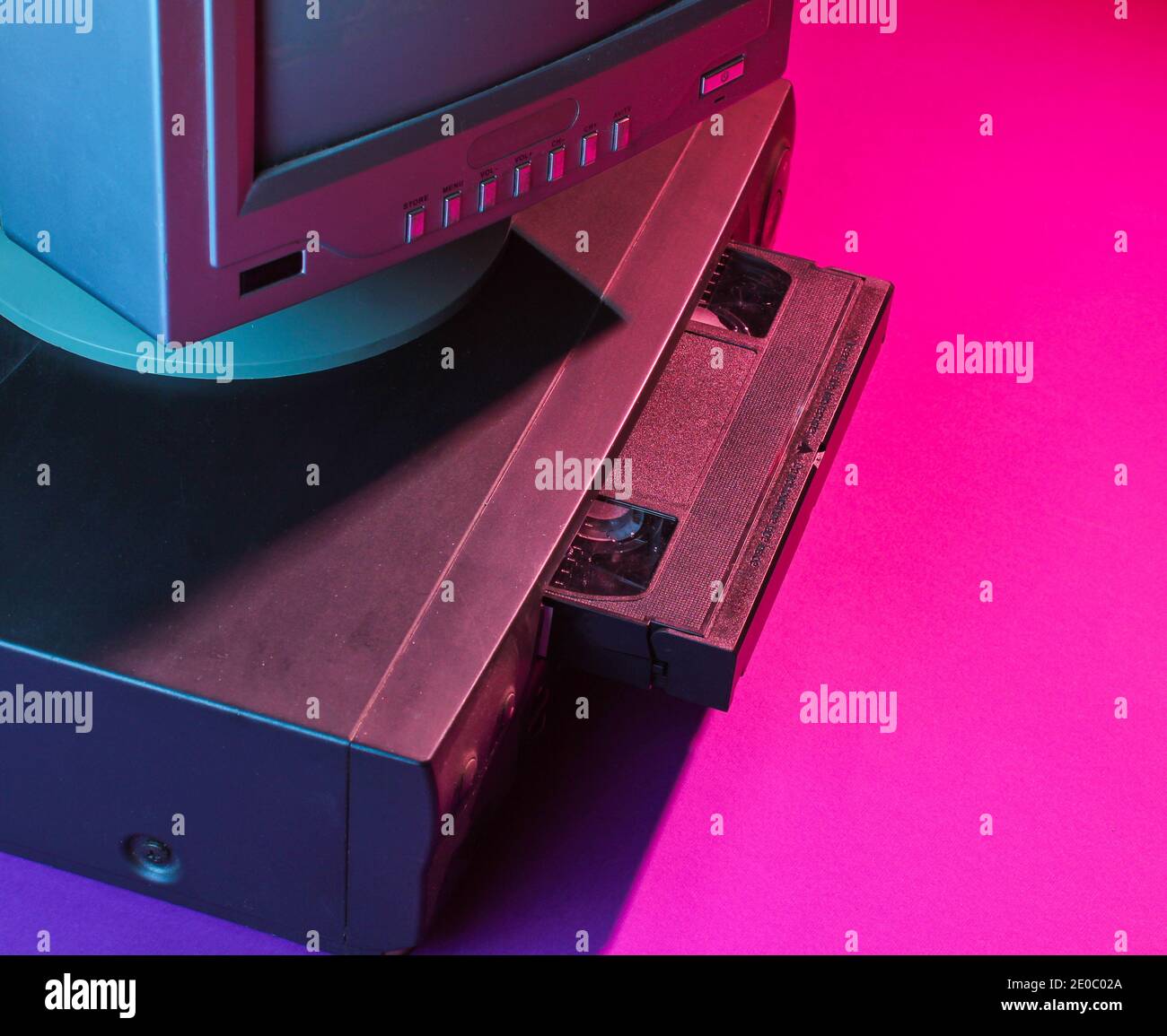 Retro Wave, 80er Jahre Konzept. Videoplayer mit vhs-Kassette, alter fernseher, Neonlicht. Stockfoto