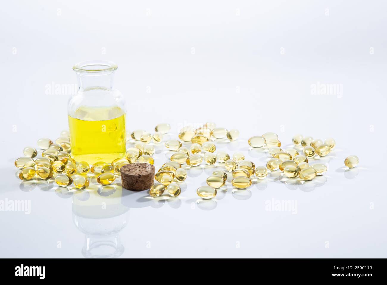 Nachtkerzenöl in Kapseln und in einer Flasche isoliert. Stockfoto