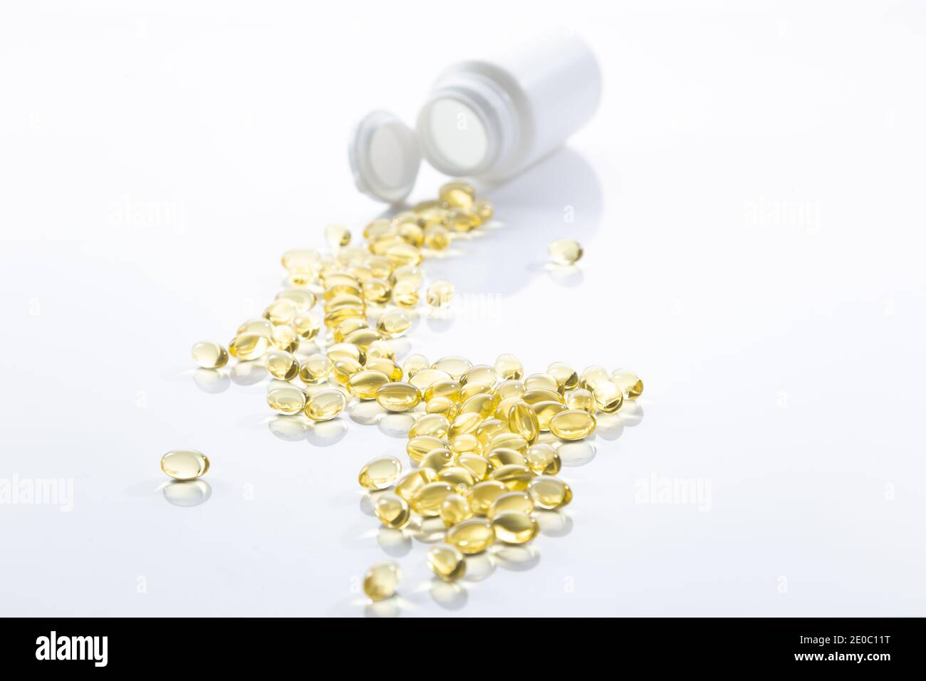 Verschüttete Nachtkerzenöl Kapseln isoliert auf weißem Hintergrund Stockfoto