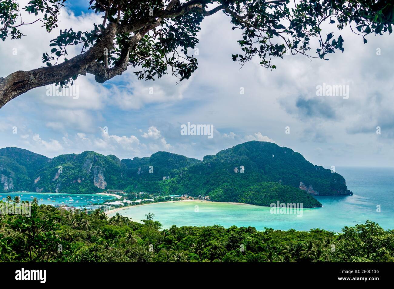 Blick auf Ko Phi Phi Insel, Krabi Provinz, Andamanensee, Thailand.türkisfarbener Strand Stockfoto