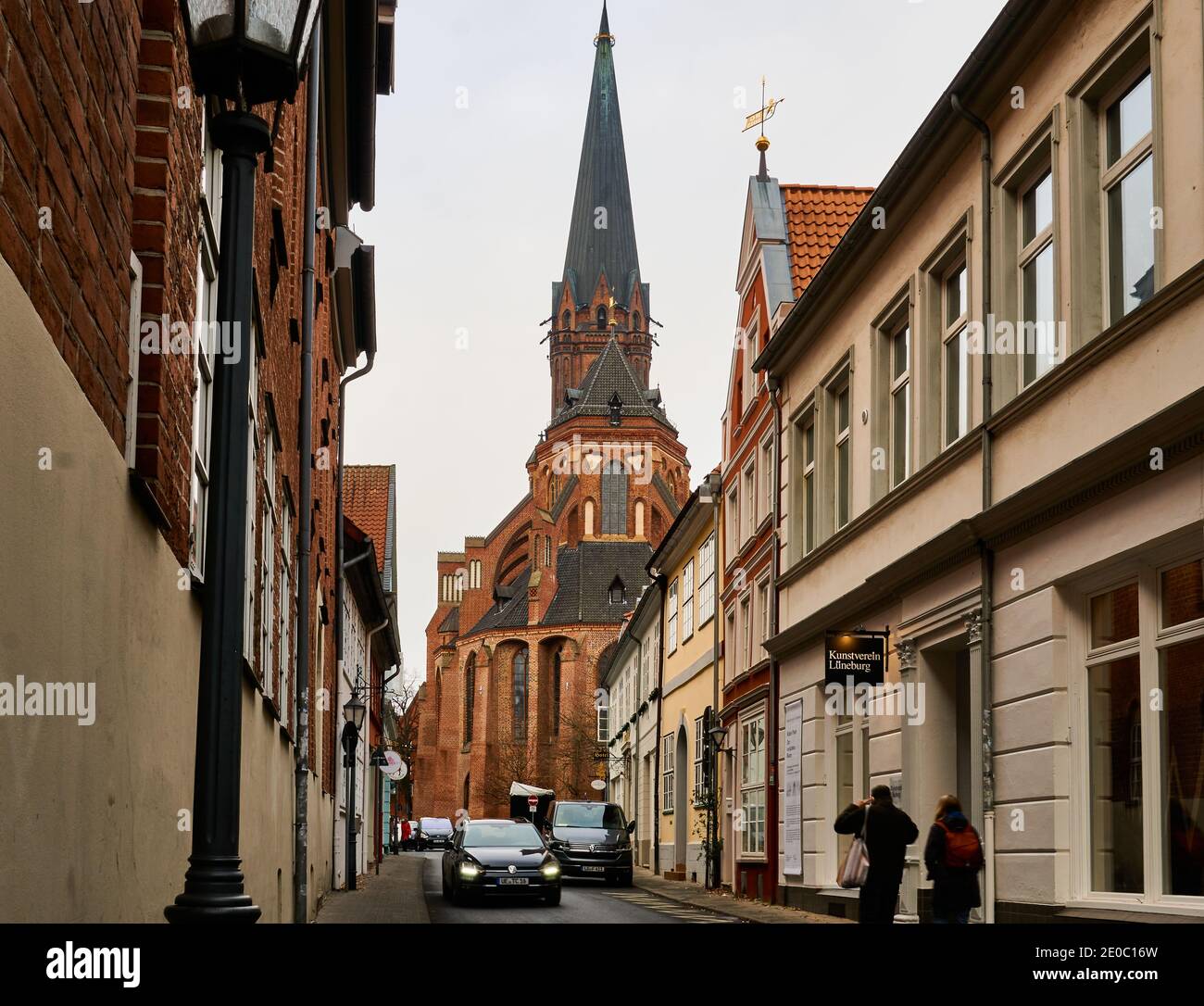 Lüneburg, 8. Dezember 2020: Blick durch eine schmale Seitenstraße auf die evangelische Backsteinkirche im Zentrum der Hansestadt Stockfoto