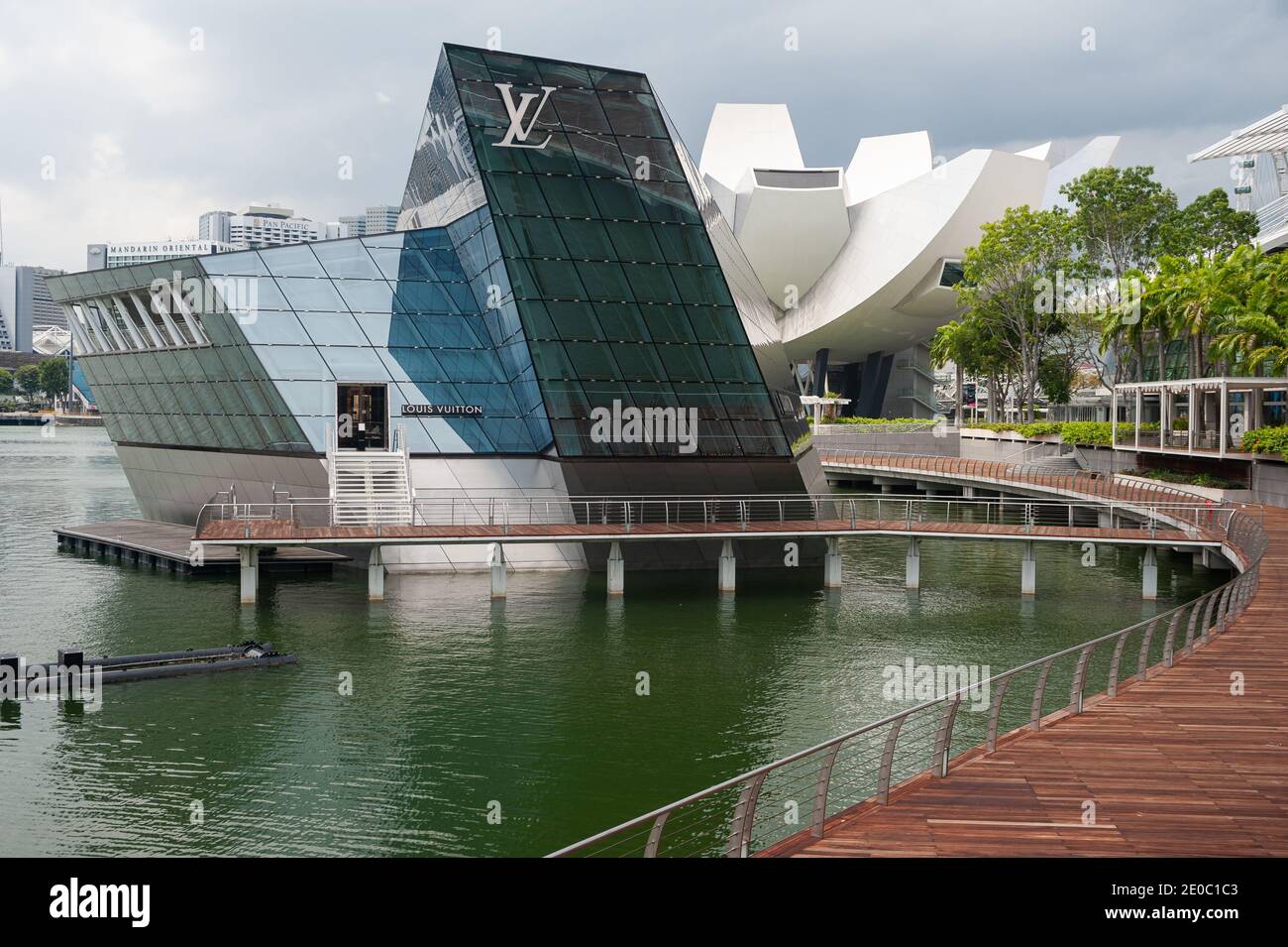 02.04.2020, Singapur, Republik Singapur, Asien - Uferpromenade in Marina Bay mit den modernen Louis Vuitton Island Maison Crystal Pavilions. Stockfoto