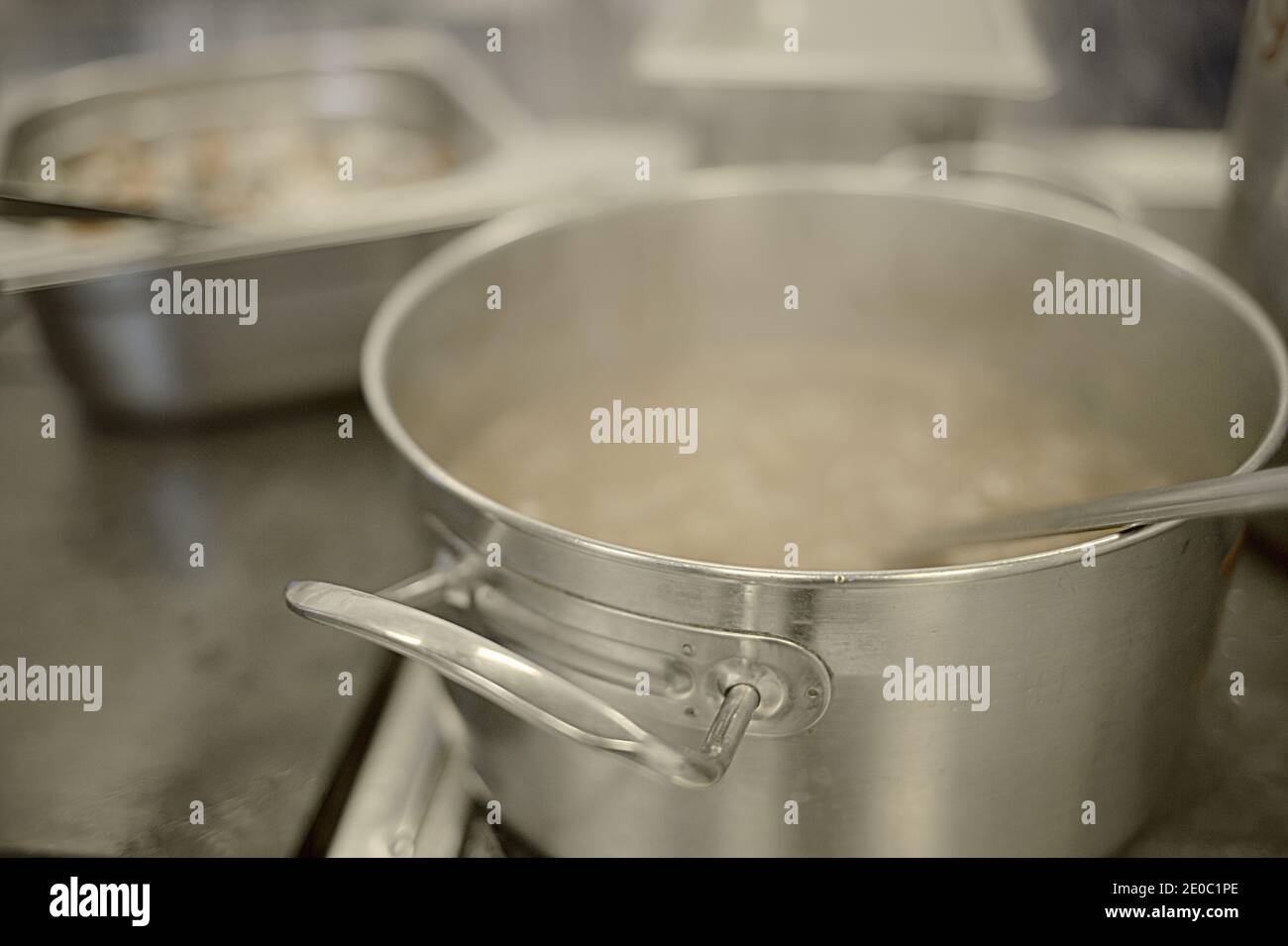 Kochen in der Küche. Ein Aluminiumtopf dampft auf einem Elektroherd. Stockfoto