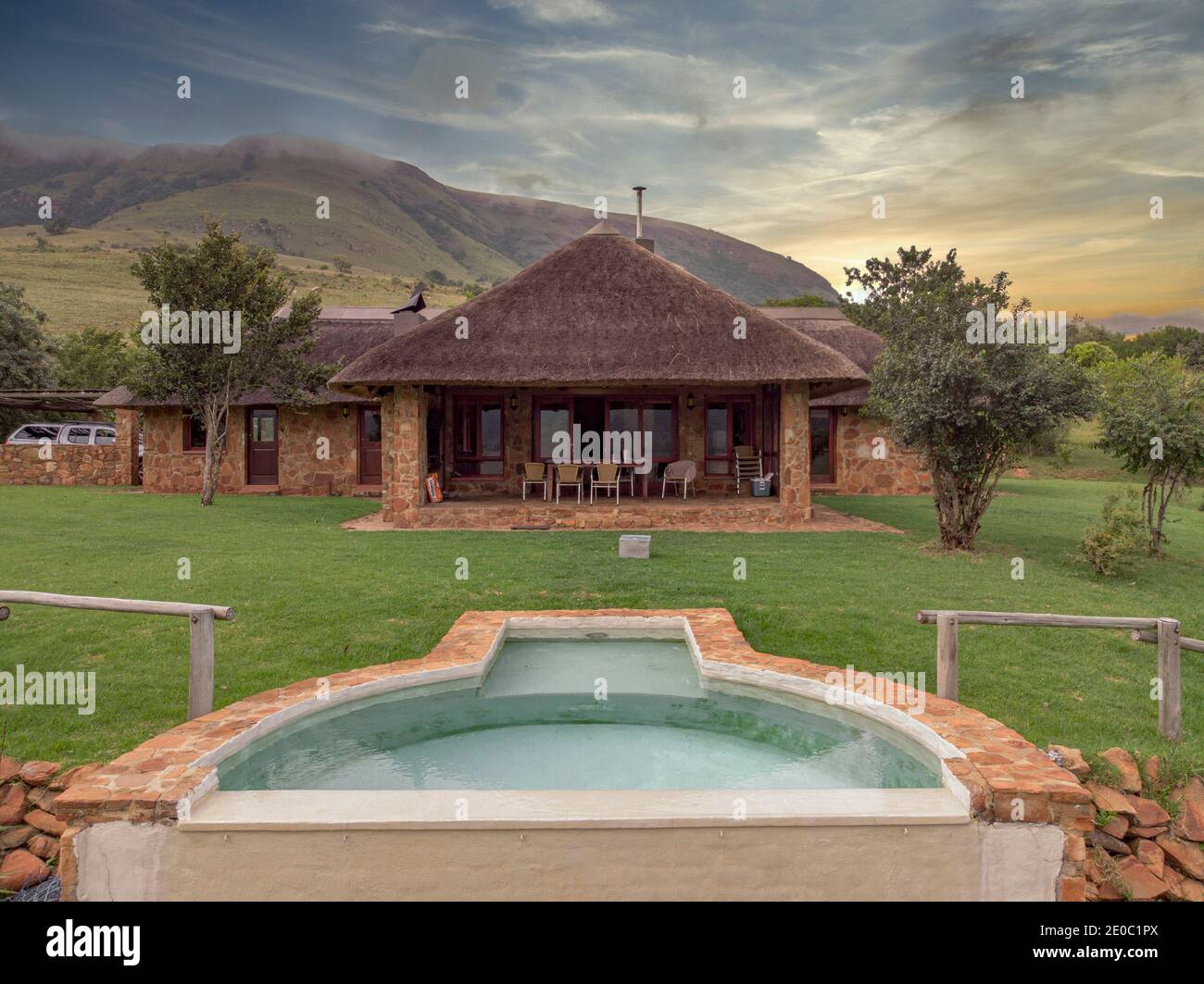 Horizontales Foto von einem Ferienhaus mit einem Hinterhof und Schwimmbad in Südafrika Stockfoto