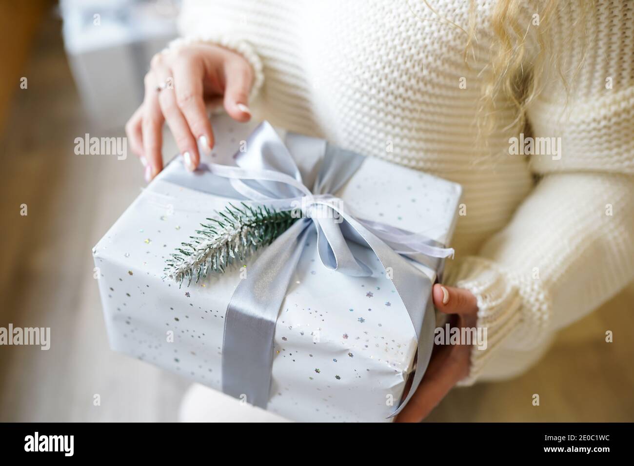 Silber weihnachtsgeschenk in Frauen Hände, Winter Neujahr Urlaub Stockfoto