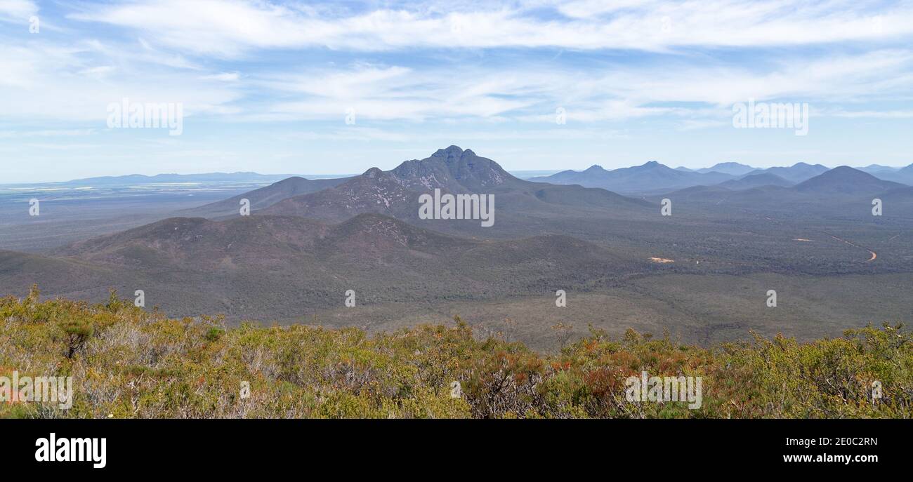 Blick hinunter in die Stirling Range mit Mt. Toobrunup im Backgruond, Westaustralien Stockfoto