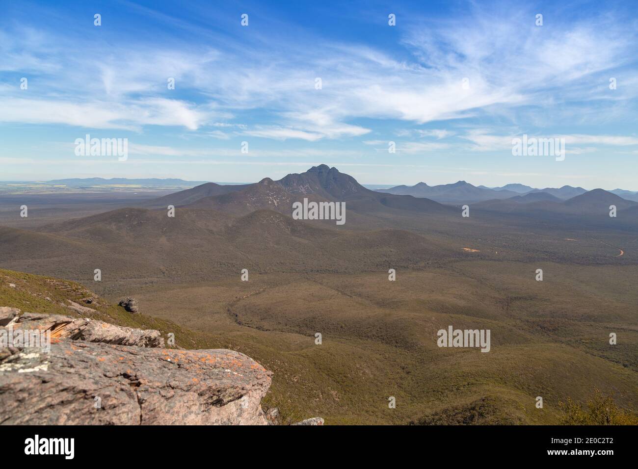 Blick hinunter in die Stirling Range mit Mt. Toobrunup im Backgruond, Westaustralien Stockfoto