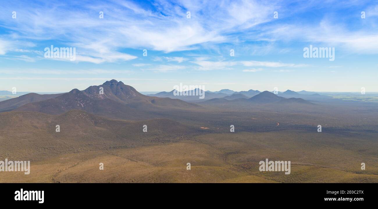 Blick hinunter in die Stirling Range mit Mt. Toobrunup im Backgruond, Westaustralien Stockfoto