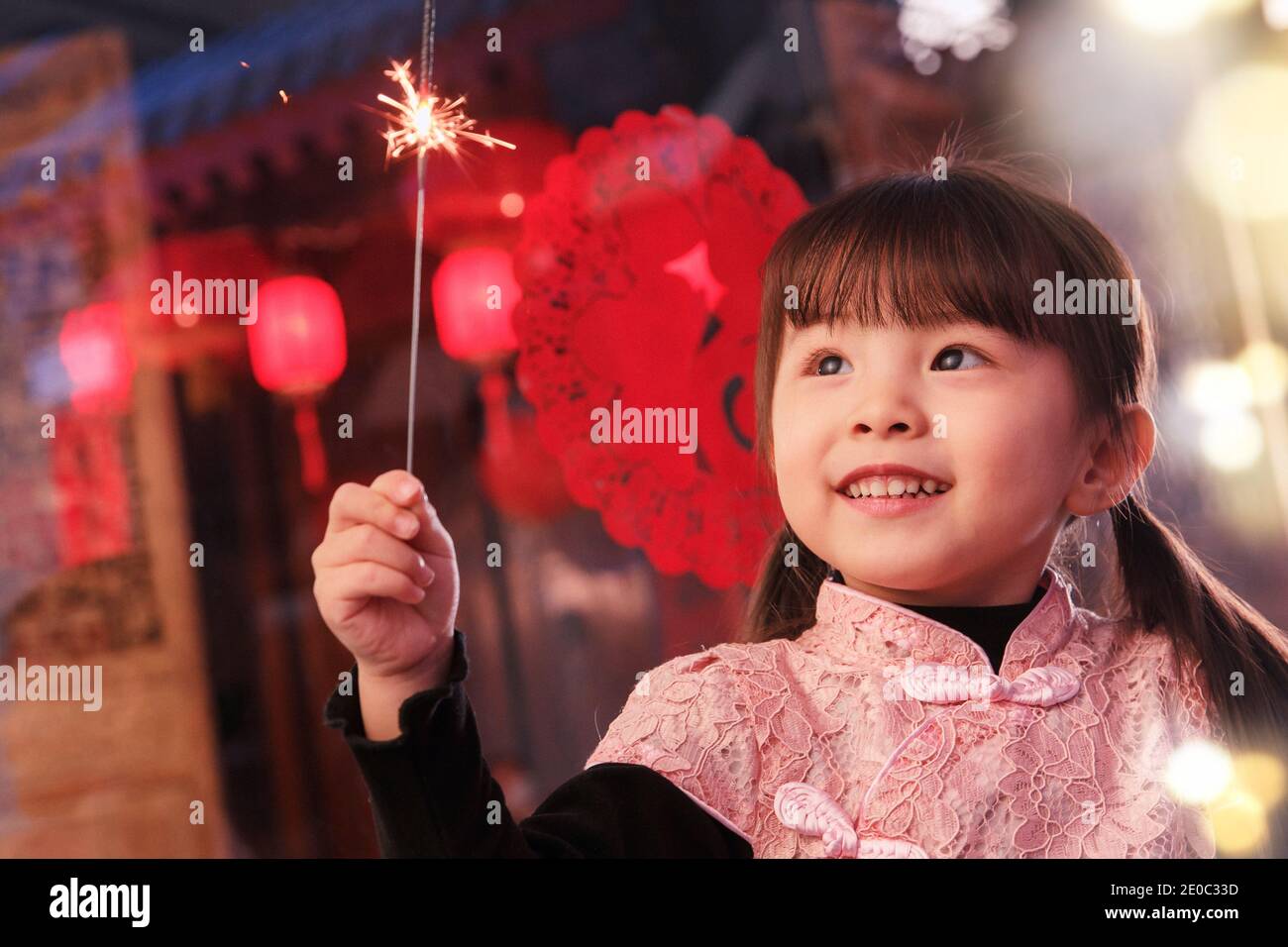 Das schöne kleine Mädchen mit Feuerwerk Stockfoto