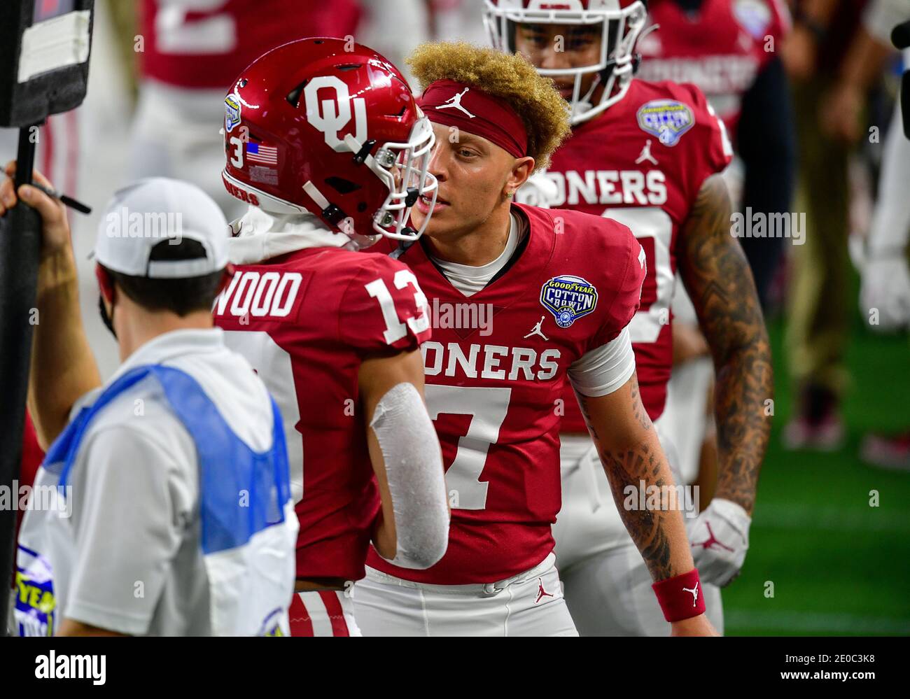 Oklahoma Sooners Defensive Back Tre Norwood (13) bekommt eine Abfangen, wie er es für einen Touchdown während eines Spiels zurückgibt, wie er mit Oklahoma Sooners Quarterback Spencer Rattler (7) zwischen den Florida Gators und Oklahoma Sooners des Goodyear Cotton Bowl Fußballspiels 2020 im AT&T Stadium in Arlington feiert, Texas, 30. Dezember 2020.Manny Flores/CSM Stockfoto