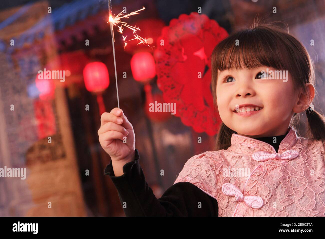 Das schöne kleine Mädchen mit Feuerwerk Stockfoto