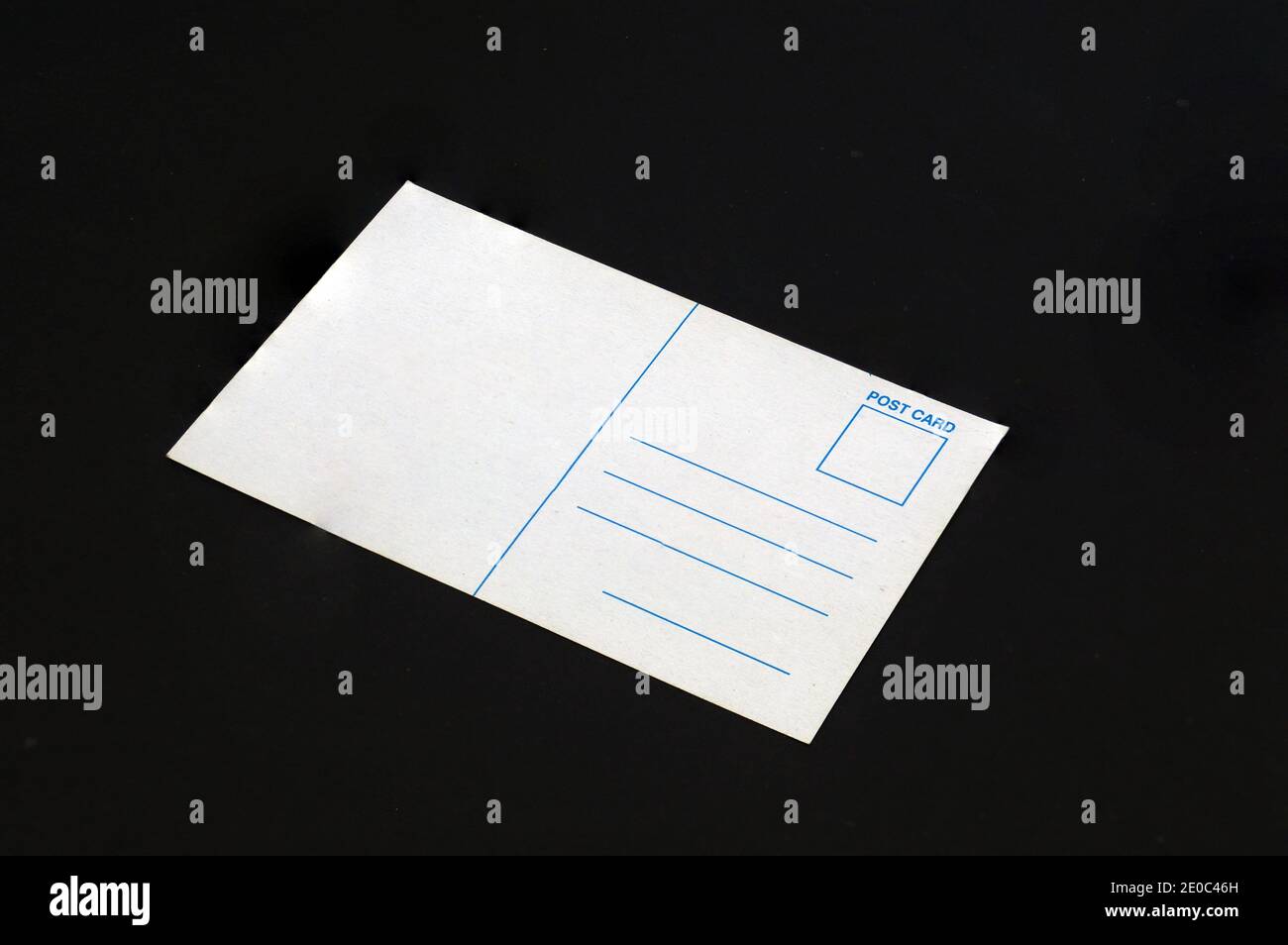 Postkarte auf schwarzem Hintergrund Stockfoto