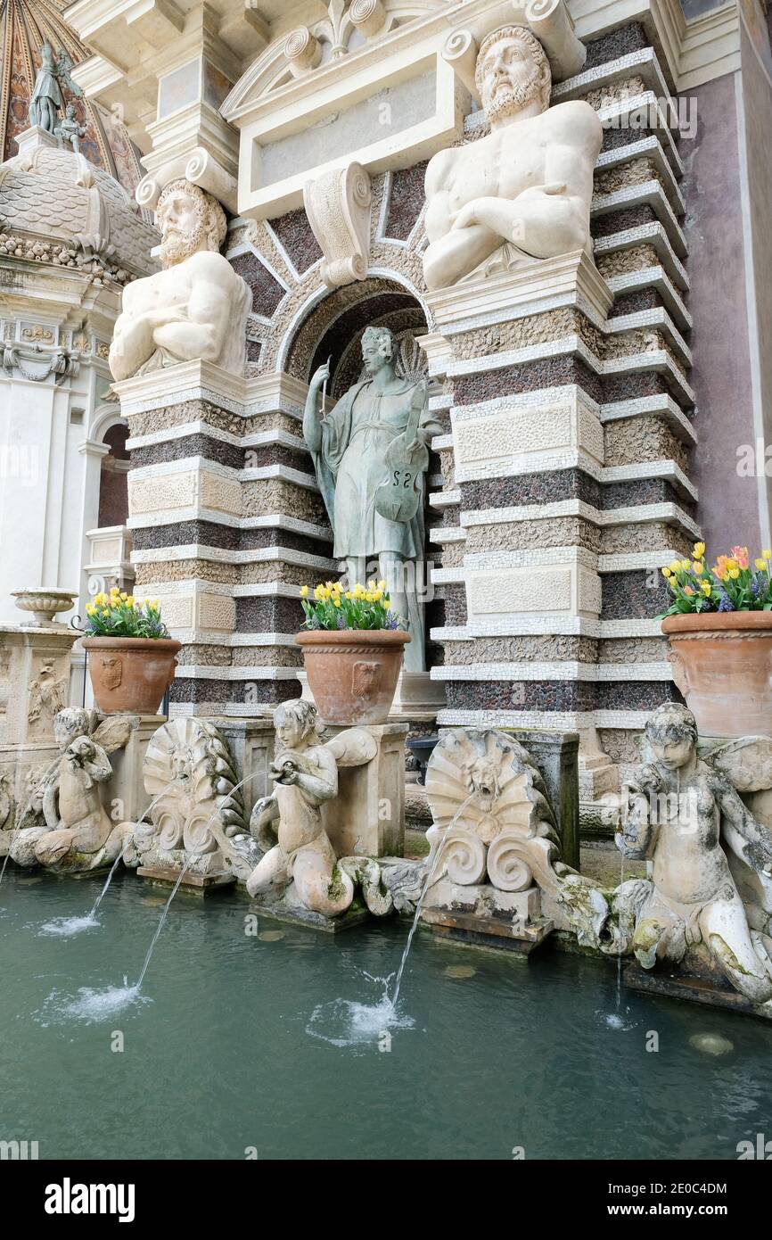 Statue des Orpheus. Der Orgelbrunnen, 1566, der Orgelpfeifen beherbergt, die durch die Luft der Brunnen in den Gärten der Villa d'Este, Tivoli, Italien, angetrieben werden Stockfoto