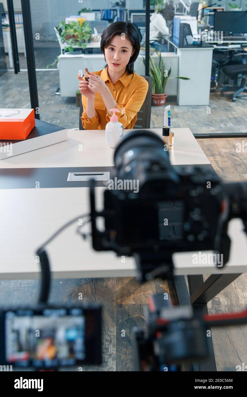 Junge Frauen leben online Verkäufe von Kosmetika Stockfoto