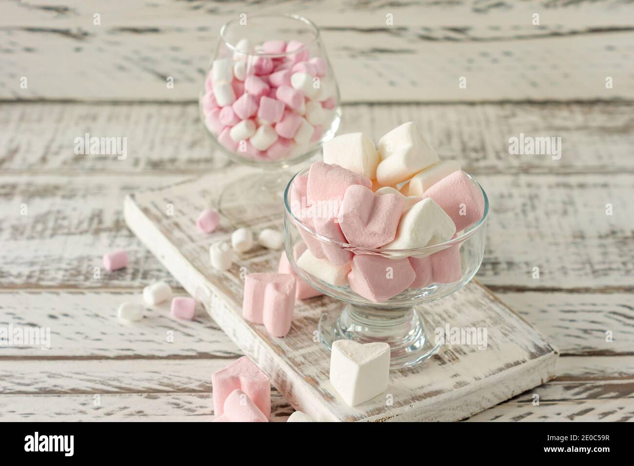 Marshmallow. Nahaufnahme von Marshmallows farbenfrohe, kauen Bonbons Nahaufnahme. Süßes Dessert Stockfoto