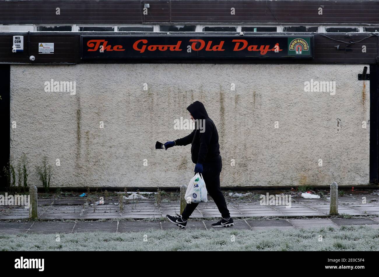 Leicester, Leicestershire, Großbritannien. Dezember 2020. Ein Mann geht an einem geschlossenen Pub vorbei, nachdem die Stadt Tier 4 der Coronavirus-Beschränkungen aufwacht. Credit Darren Staples/Alamy Live News. Stockfoto