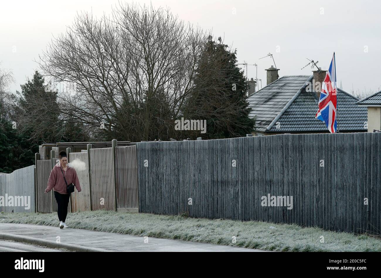 Leicester, Leicestershire, Großbritannien. Dezember 2020. Eine Frau geht auf frostbedecktem Boden, während die Stadt zu Tier 4 der Coronavirus-Beschränkungen aufwacht. Credit Darren Staples/Alamy Live News. Stockfoto