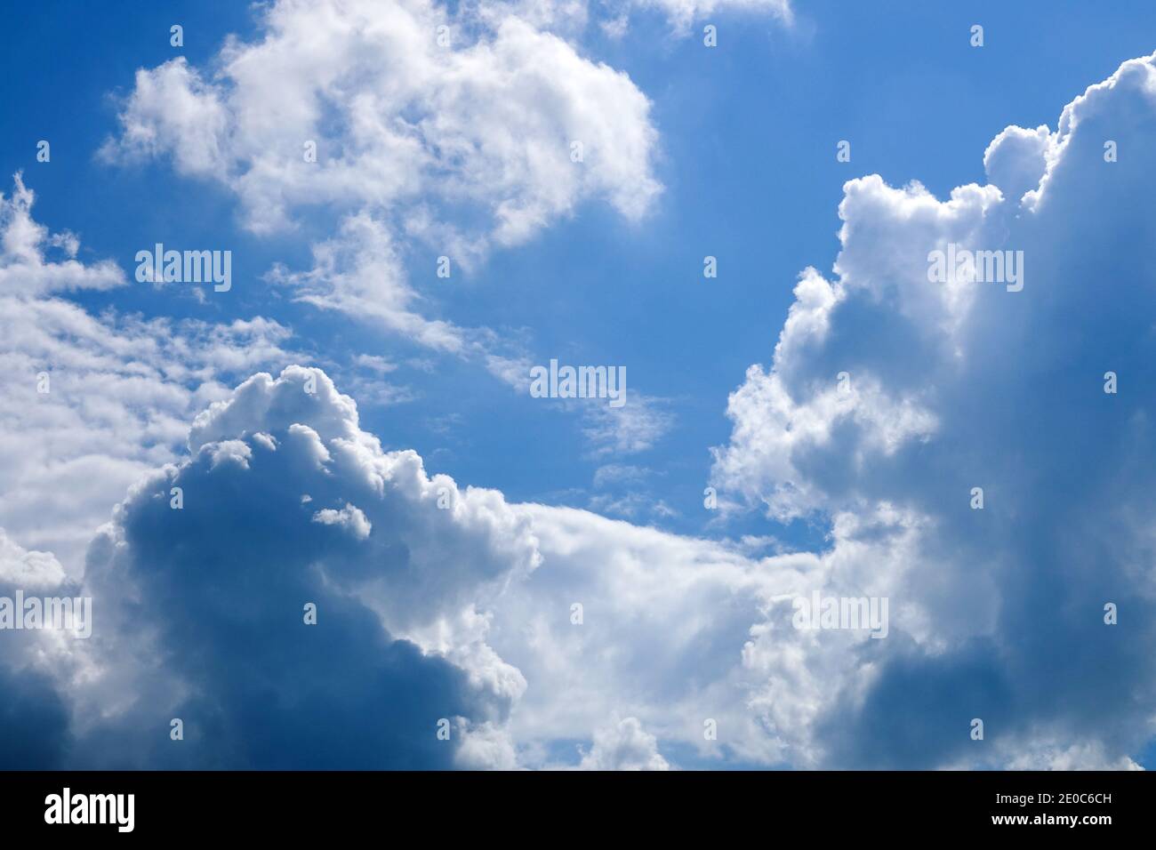 Flauschige weiße Wolken am blauen Himmel, Sommerkumulus, Hintergrund Stockfoto