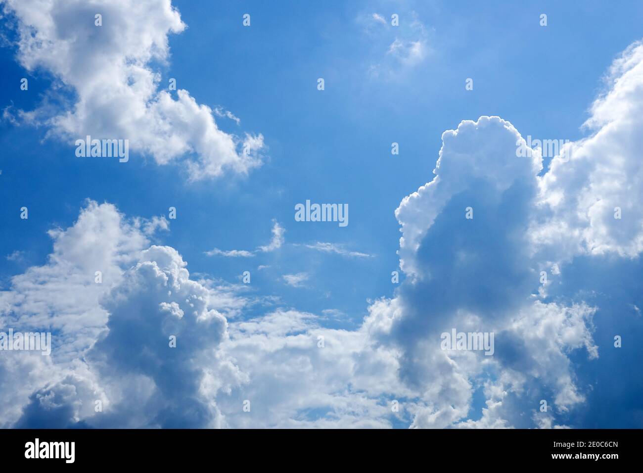 Flauschige Cumulus weiße Wolken am blauen Himmel, Sommerwetter Stockfoto