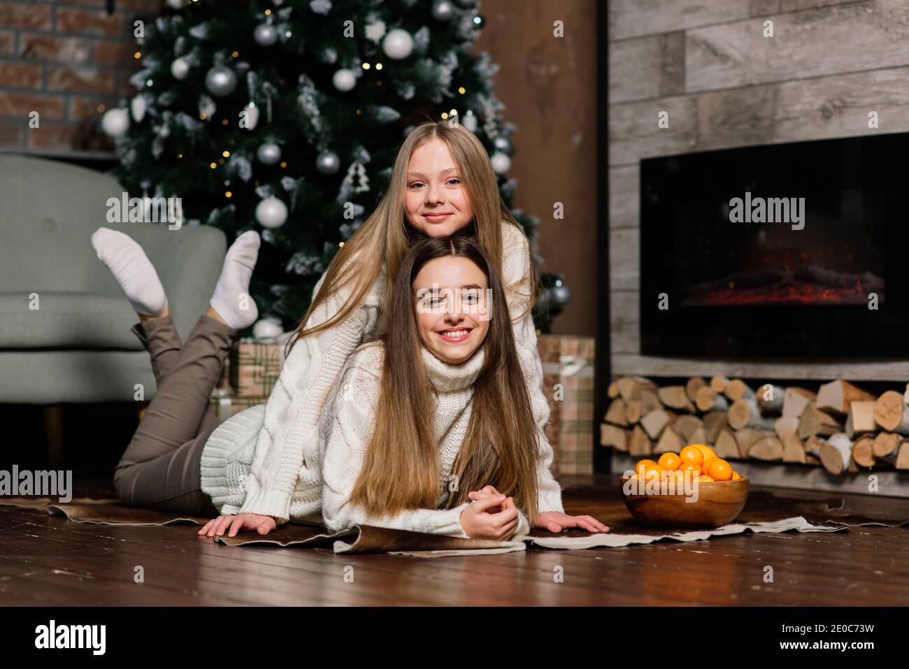 Two Girls Sitting On A Sofa Stockfotos Und Bilder Kaufen Seite 2 Alamy