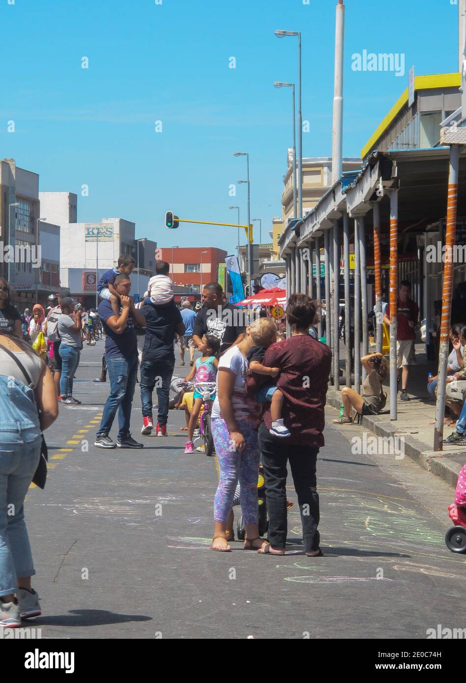 Südafrikanische Menschen auf der Straße, wenn Straßen gesperrt sind Für den Verkehr und als Fußgängerzone im Sommer verwendet Konzept authentischer Lifestyle Stockfoto