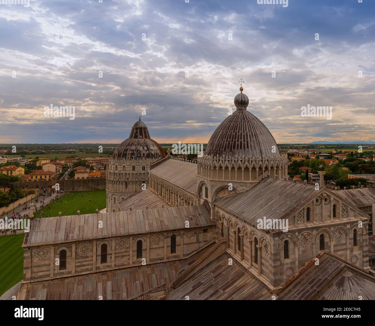 Europa, Italien, Toskana, Kathedrale von Pisa. Der berühmte schiefe Turm und Baptisterium neben. Jedes Gebäude lehnt sich an diesem Platz. Stockfoto