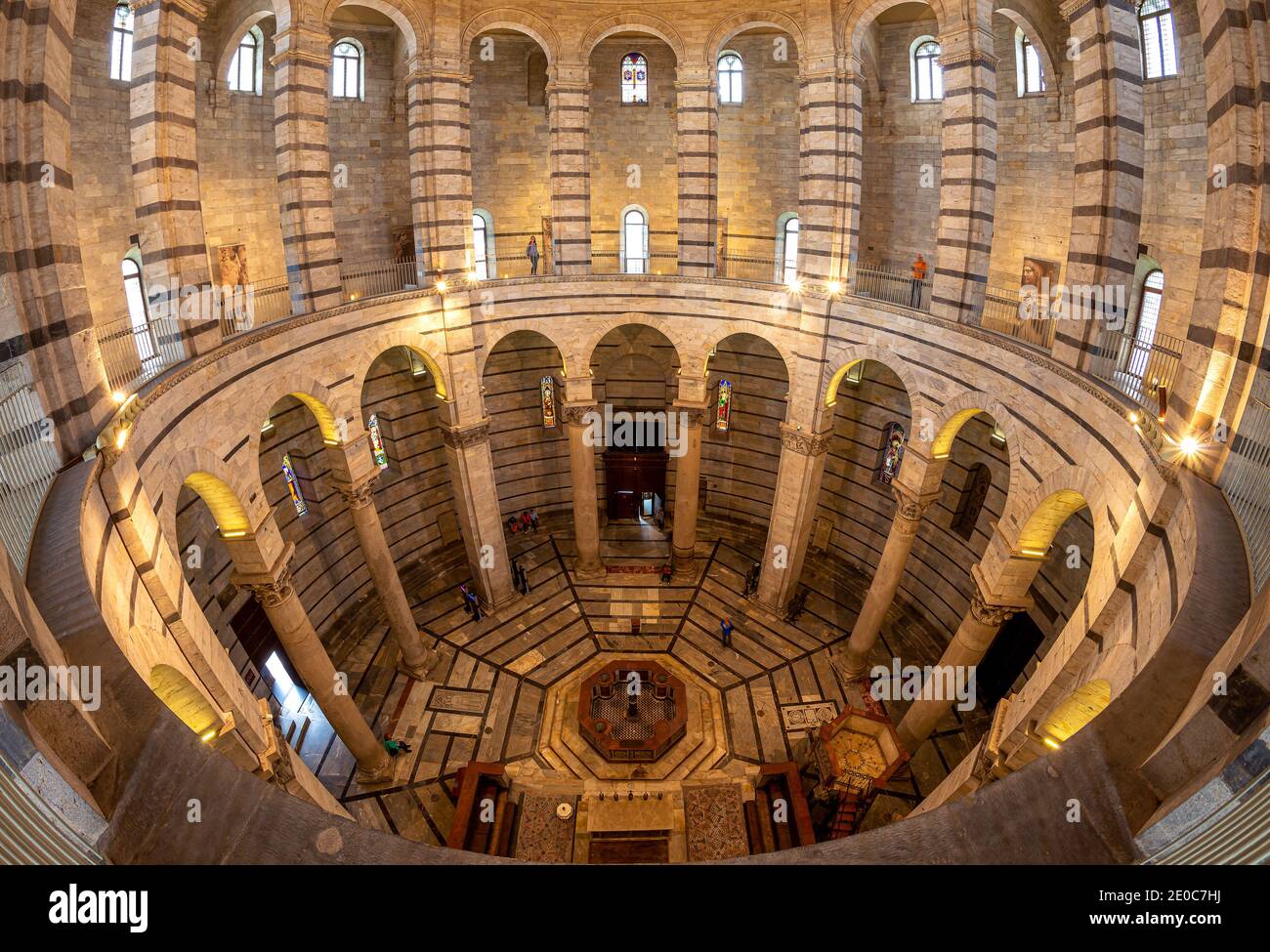 Europa, Italien, Toskana, Pisa. Das Baptisterium von San Giovanni in Pisa ist ein römisch-katholisches Kirchengebäude in Pisa, Italien. Sehr beliebtes touristisches Ziel Stockfoto