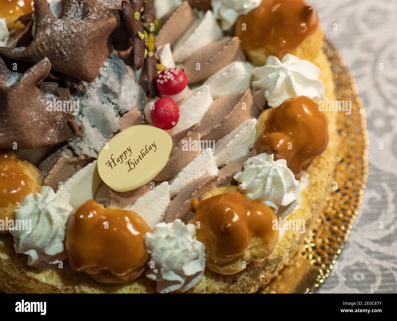 Alles gute zum Geburtstag mit einem leckeren Saint Honore Kuchen Stockfoto