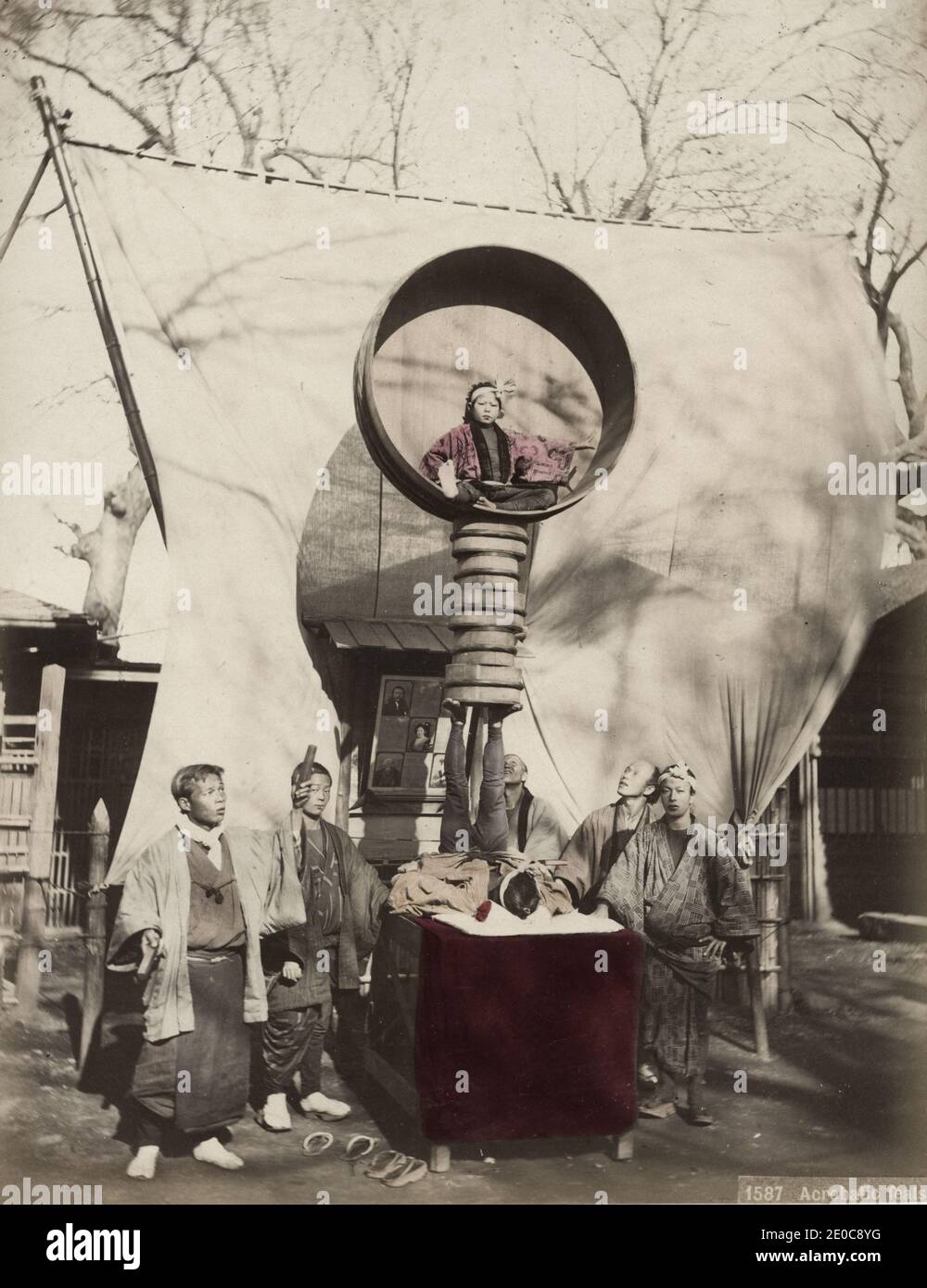 19. Jahrhundert Vintage-Fotografie - Gruppe japanische Akrobaten, Darsteller, Bühne eine Show der akrobatischen Kunststücke. Japan, um 1880. Stockfoto