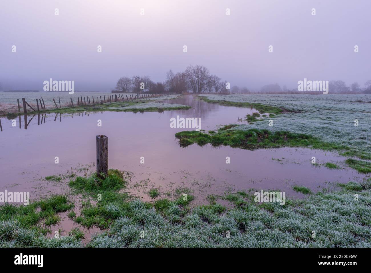 Avon Valley, Fordingbridge, New Forest, Hampshire, Großbritannien, 31. Dezember Silvester, 2020, Morgenwetter: Nebel und Frost in einer wässrigen Landschaft mit gewundenen Fluss. Stockfoto