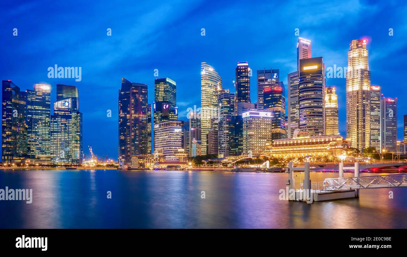 Singapur, Singapur - 11. August 2014. Blick auf die Marina Bay Waterfront und die Skyline des zentralen Geschäftsviertels in der Innenstadt in der Abenddämmerung. Stockfoto