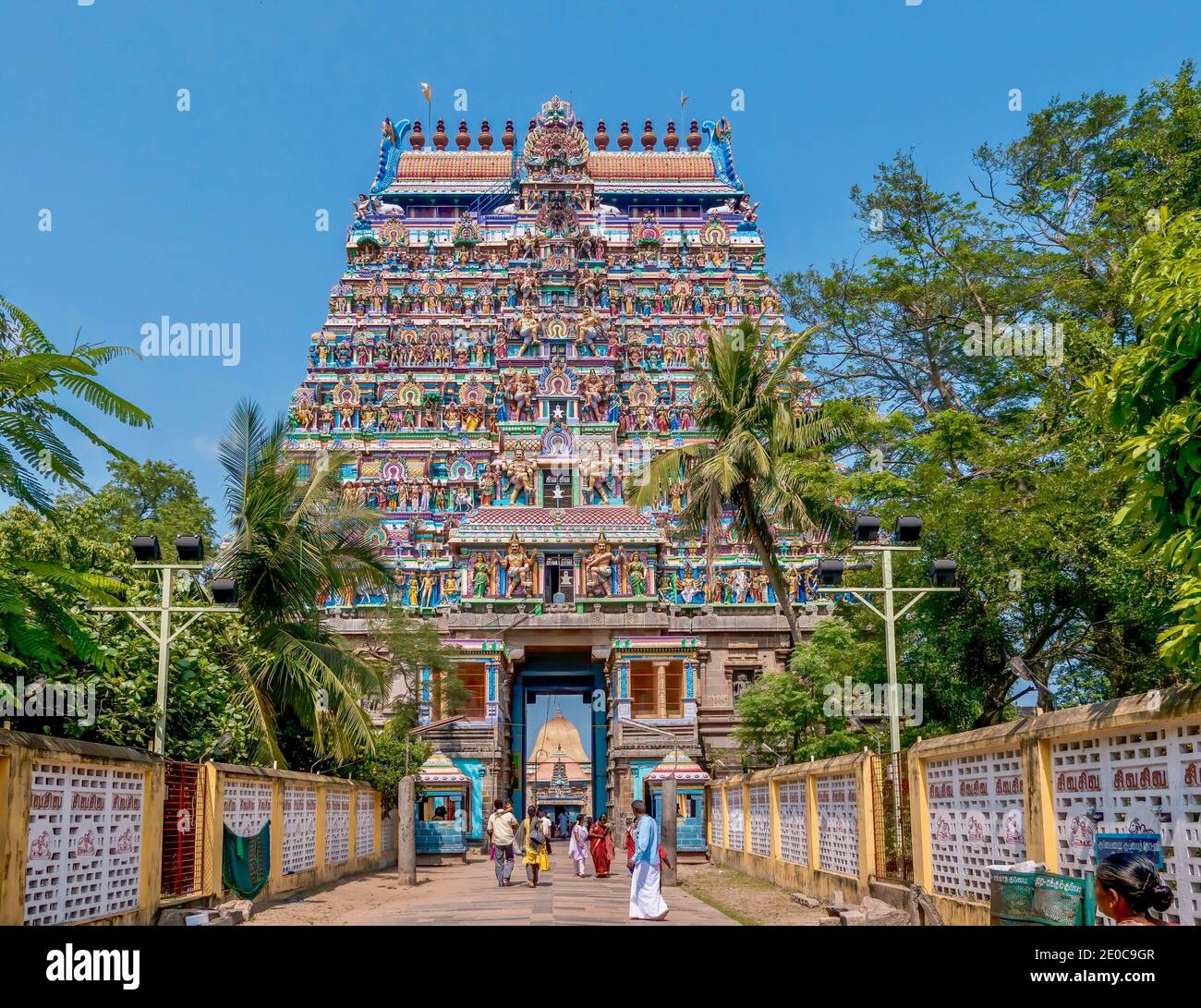 Chidambaram, Indien - 16. Januar 2016. Der reich verzierte monumentale Eingangsturm, bekannt als Gopuram, für den Nataraja Tempel aus dem 10. Jahrhundert in Tamil Nadu. Stockfoto