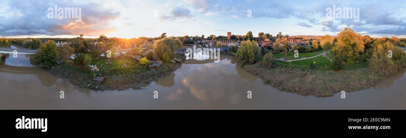 Aylesford, Kent, Vereinigtes Königreich - 26. Oktober 2020: 360 Grad Luftpanorama von Aylesford Dorf in Kent, England mit mittelalterlicher Brücke und Kirche Stockfoto
