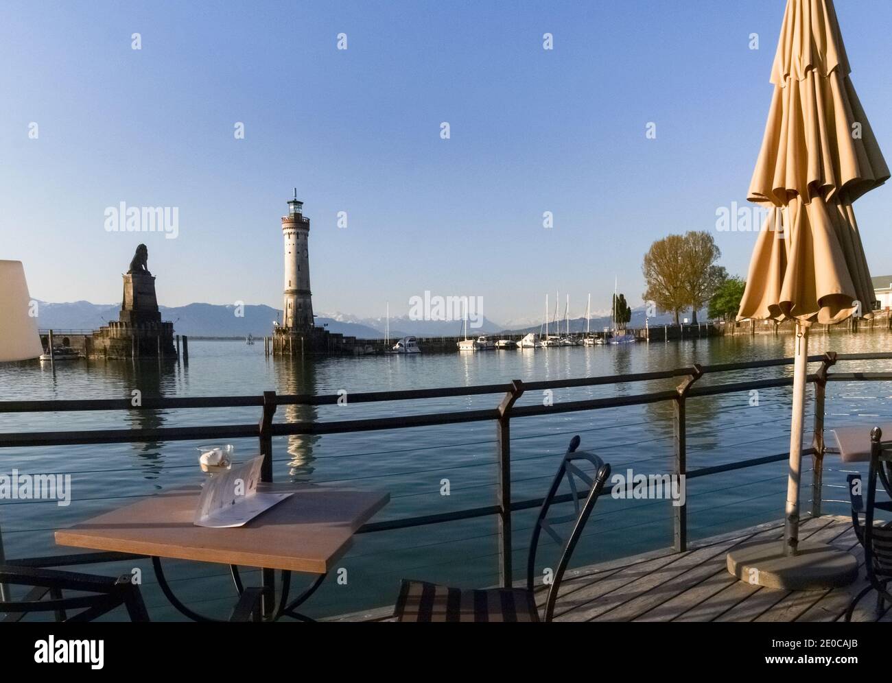 Lindau, Deutschland - 22. April 2018: Panorama der Kleinstadt im Morgenlicht Stockfoto